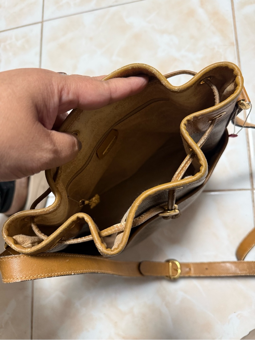 Classic Tan Drawstring Bucket Bag- Vintage Piece - Picture 5 of 8